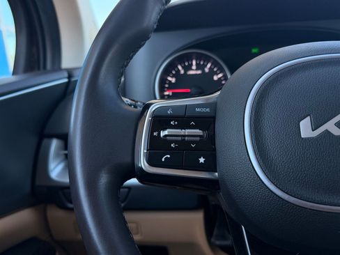 Used 2024 Kia Carnival LX image 34