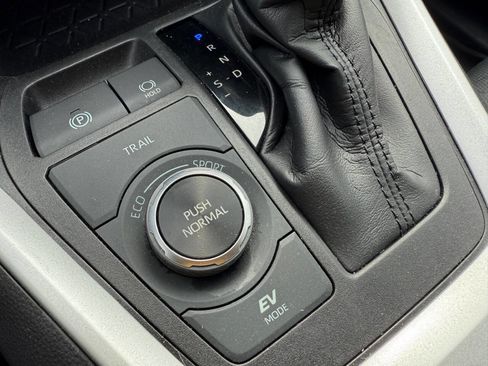 Used 2022 Toyota RAV4 XLE w/ XLE Grade Weather Package image 13