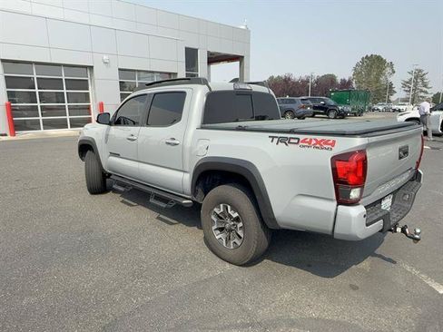 Used 2019 Toyota Tacoma TRD Off-Road w/ Technology Package AWD/4WD image 4