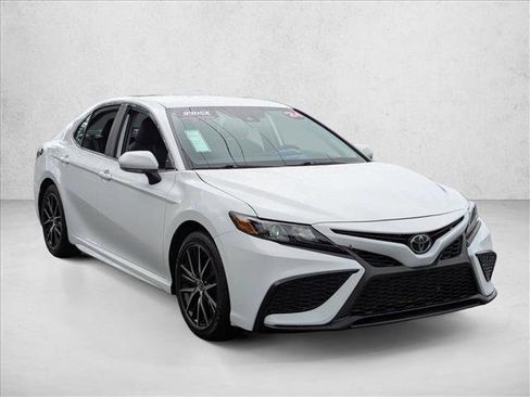 Used 2024 Toyota Camry SE w/ Convenience Package image 3