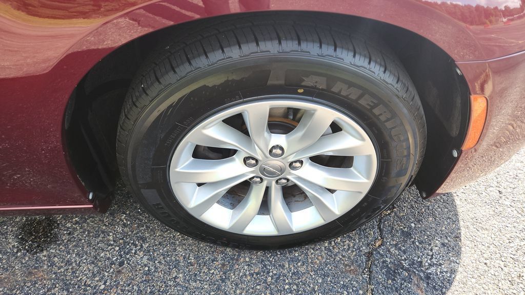 Used 2018 Chrysler 300 Touring RWD image 15