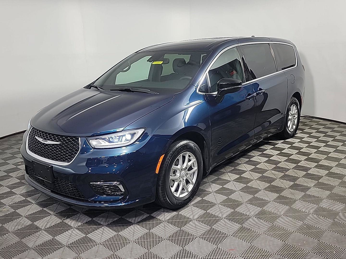 Used 2025 Chrysler Pacifica Select FWD image 13