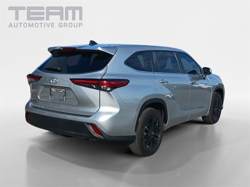 Used 2023 Toyota Highlander L image 7