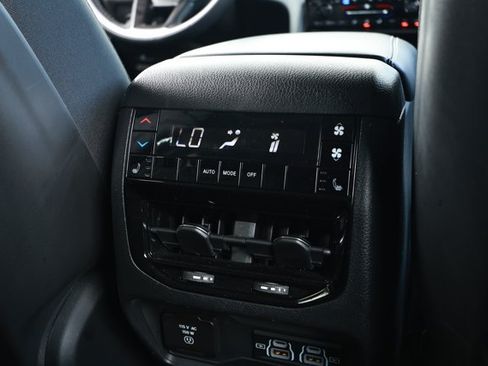 Used 2023 Jeep Grand Cherokee L Limited w/ Luxury Tech Group II AWD/4WD image 35