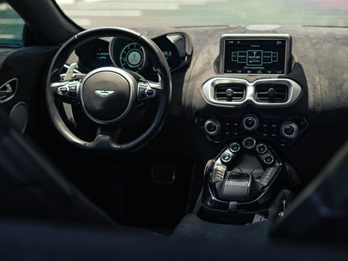Used 2019 Aston Martin V8 Vantage Coupe RWD image 5