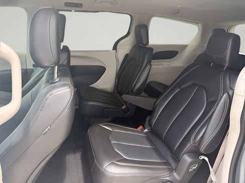 Certified 2024 Chrysler Pacifica Touring-L FWD image 9