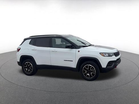 Used 2025 Jeep Compass Trailhawk AWD/4WD image 2