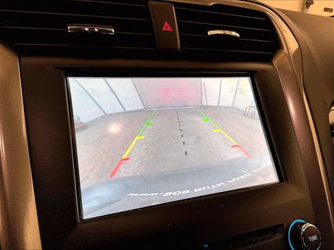 Used 2018 Ford Fusion SE w/ Fusion SE Technology Package FWD image 20
