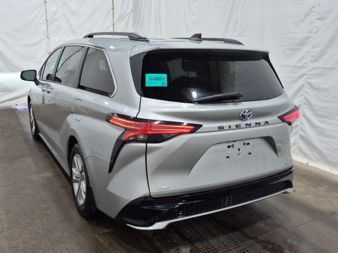 Used 2023 Toyota Sienna XSE AWD/4WD image 6