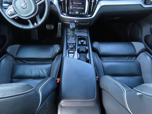 Used 2019 Volvo V60 T6 R-Design image 9