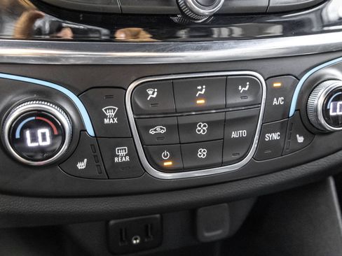 Used 2023 Chevrolet Traverse LT AWD/4WD image 29