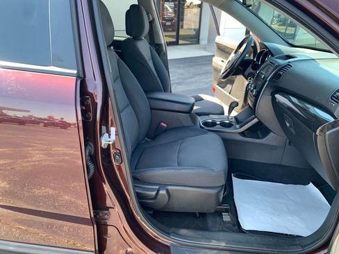 Used 2013 Kia Sorento LX w/ Convenience Pkg FWD image 12