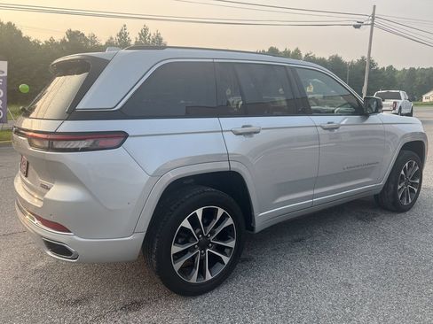 Used 2022 Jeep Grand Cherokee Overland w/ Luxury Tech Group IV AWD/4WD image 4