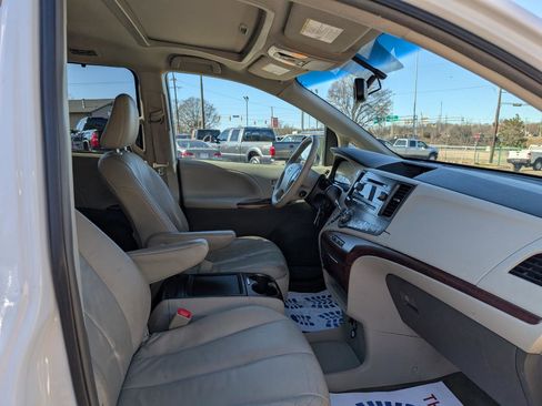 Used 2014 Toyota Sienna XLE image 23