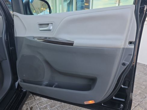 Used 2018 Toyota Sienna XLE Premium image 30
