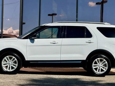 Used 2017 Ford Explorer XLT w/ Equipment Group 201A image 4