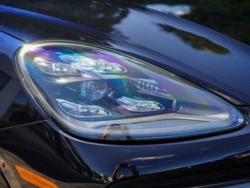 Used 2023 Porsche Cayenne Platinum Edition image 12