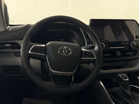Used 2023 Toyota Highlander Limited FWD image 24