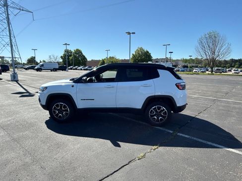 Used 2025 Jeep Compass Trailhawk AWD/4WD image 35