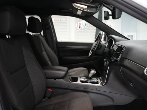 Used 2020 Jeep Grand Cherokee Laredo w/ Security & Convenience Group AWD/4WD image 19