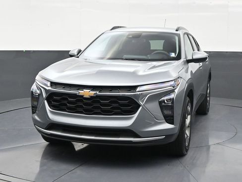 Used 2025 Chevrolet Trax LT FWD image 8