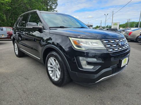 Used 2017 Ford Explorer XLT w/ Equipment Group 201A FWD image 3