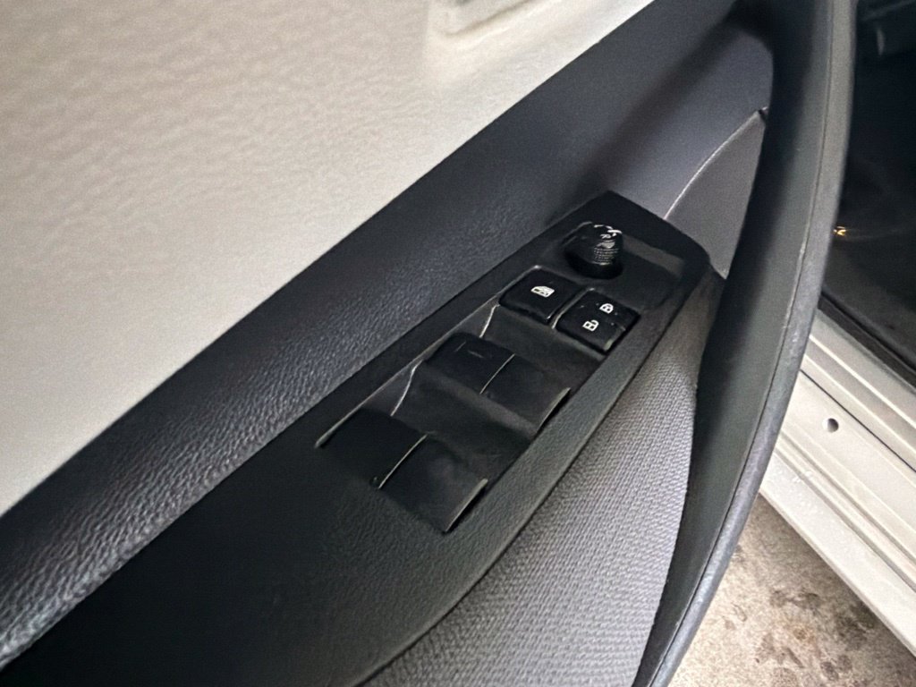 Used 2021 Toyota Corolla LE w/ Carpet Mat Package (TMS) FWD image 31