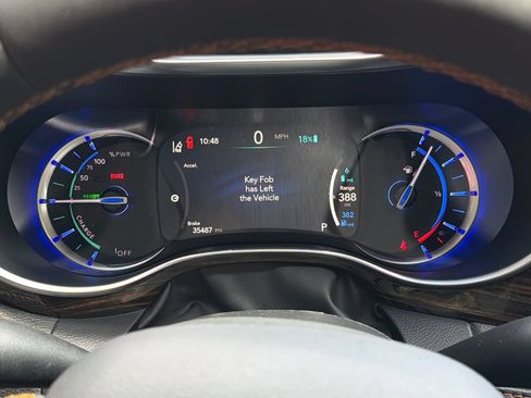 Used 2023 Chrysler Pacifica Pinnacle FWD image 23