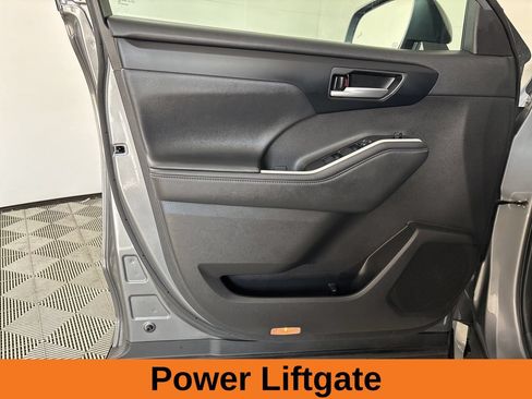 Used 2025 Toyota Highlander XLE AWD/4WD image 11