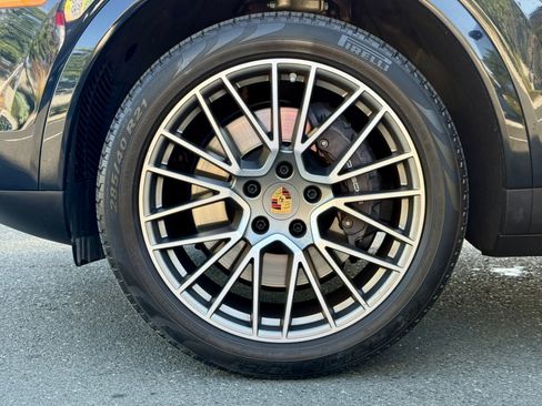 Used 2022 Porsche Cayenne Platinum Edition image 25