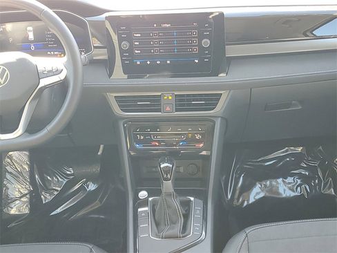 Certified 2025 Volkswagen Taos SE image 16