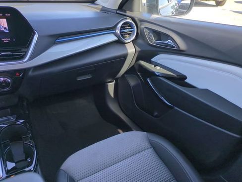 Certified 2025 Chevrolet Trax LT FWD image 17