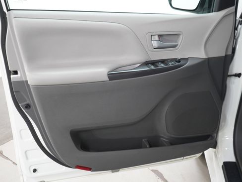 Used 2017 Toyota Sienna LE image 23