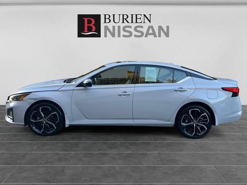Used 2023 Nissan Altima 2.5 SR w/ SR Premium Package AWD/4WD image 2