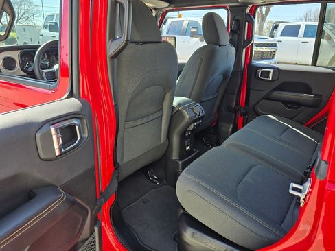 Used 2025 Jeep Wrangler Unlimited Sahara image 25