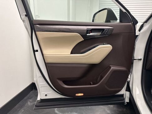Used 2022 Toyota Highlander Limited image 17