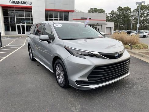 Used 2024 Toyota Sienna LE image 2
