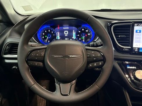 Certified 2025 Chrysler Pacifica Limited image 18