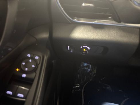 Used 2023 Chevrolet Traverse LT image 28