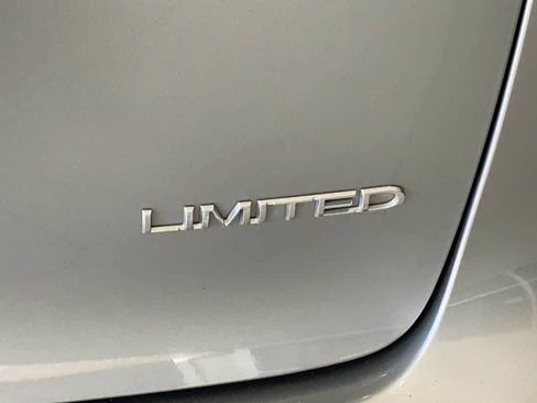 Used 2018 Chrysler Pacifica Limited FWD image 12