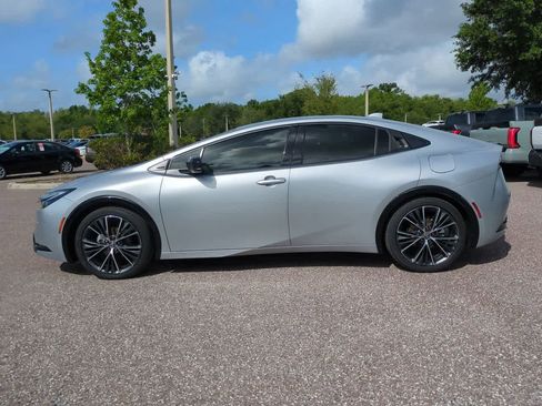 Used 2025 Toyota Prius XLE FWD image 3