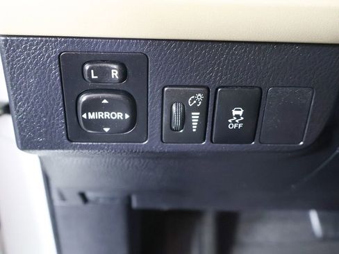 Used 2013 Toyota RAV4 LE FWD image 25