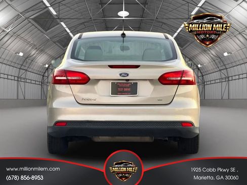 Used 2017 Ford Focus SE w/ Cold Weather Package FWD image 4