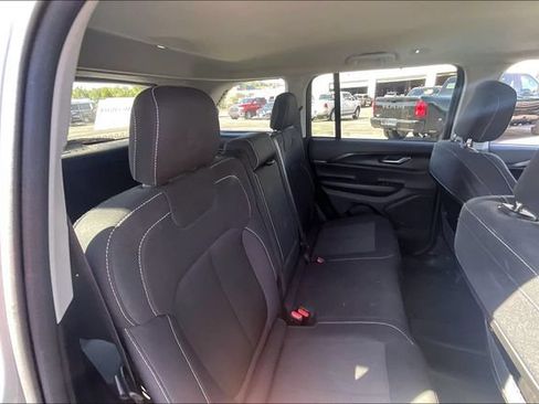 Used 2023 Jeep Grand Cherokee Laredo AWD/4WD image 29