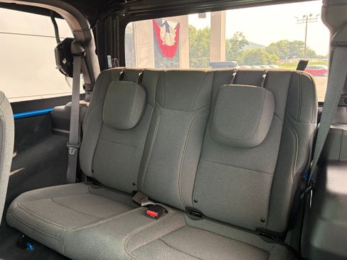 Used 2025 Jeep Wrangler Sport AWD/4WD image 12