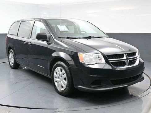 Used 2018 Dodge Grand Caravan SE w/ UConnect Hands-Free Group image 3