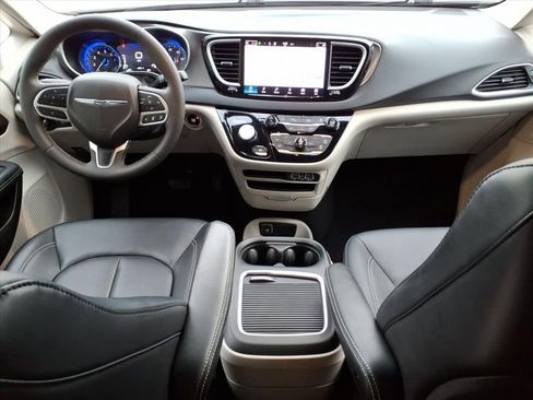 Used 2024 Chrysler Pacifica Touring-L image 24