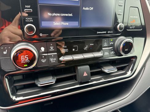 Used 2022 Toyota Highlander XLE image 17