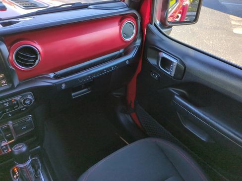 Used 2022 Jeep Wrangler Unlimited Rubicon w/ Cold Weather Group image 17