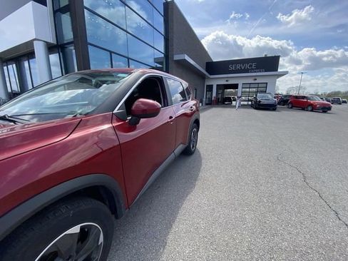 Used 2025 Nissan Rogue SV image 2